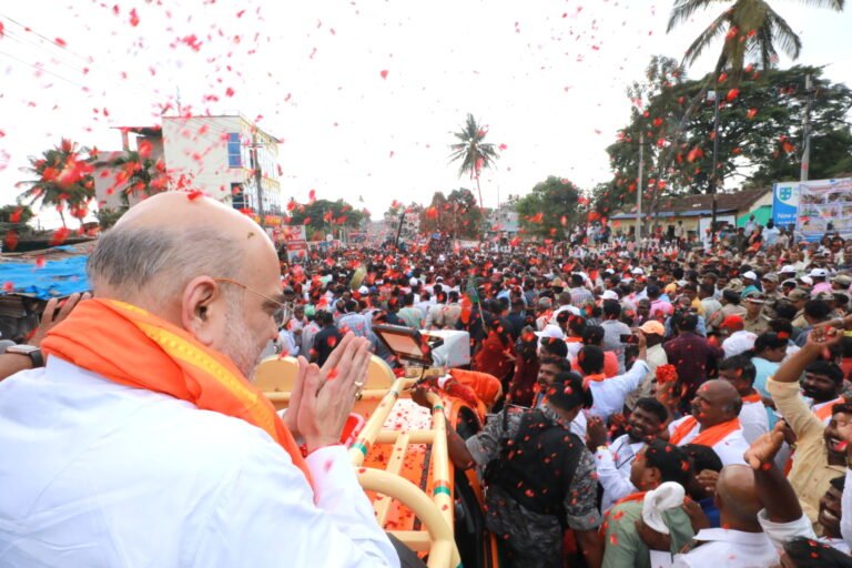 Voting for JD(S) means voting for Cong, says Amit Shah in Deve Gowda's home turf 5 Amit Shah road show at Sakleshpur2