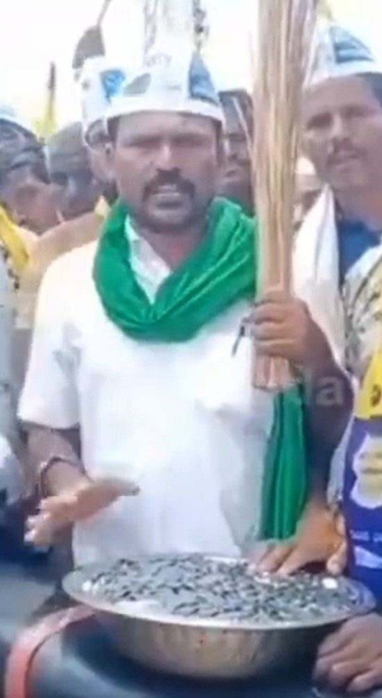 Independent candidate in poll-bound Karnataka hands out election deposit fee in one rupee coins