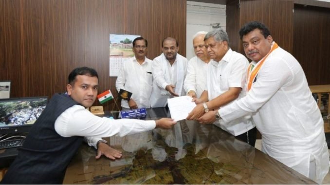 Karnataka: Congress leader Jagadish Shettar files nomination from Hubli-Dharwad-Central constituency 1 Karnataka: Congress leader Jagadish Shettar files nomination from Hubli-Dharwad-Central constituency