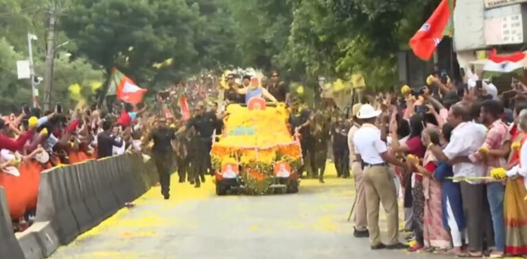 PM's road-show begins in Bengaluru amid fanfare