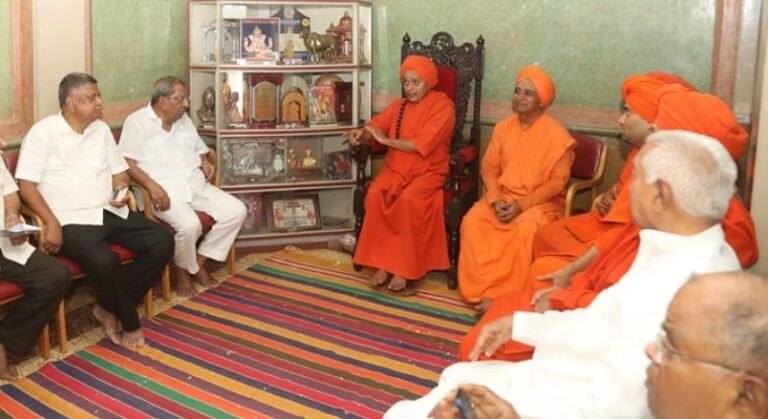 Congress leaders Jagadish Shettar, Shamanur Shivashankarappa meet Lingayat seers ahead of Karnataka polls