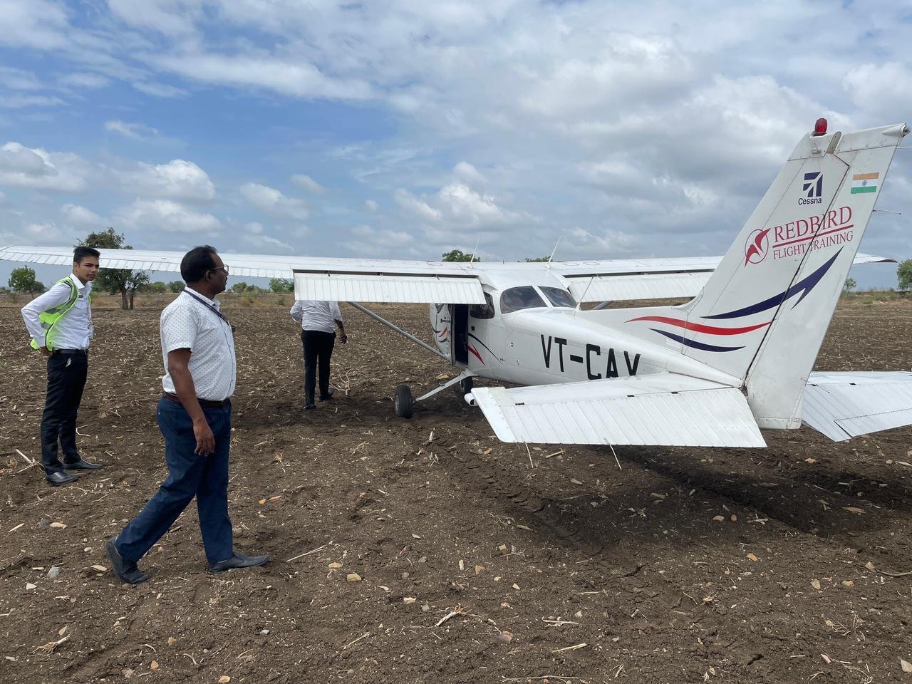 Trainer aircraft makes emergency landing on agricultural land in Karnataka, no casualties in incident 1 Trainer aircraft makes emergency landing on agricultural land in Karnataka, no casualties in incident
