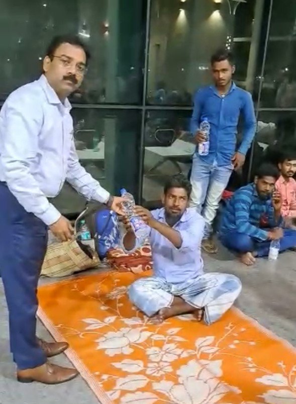 Over 1,500 passengers stuck at Byappanahalli Rly stn in Bengaluru following Odisha train mishap 1 Over 1,500 passengers stuck at Byappanahalli Rly stn in Bengaluru following Odisha train mishap