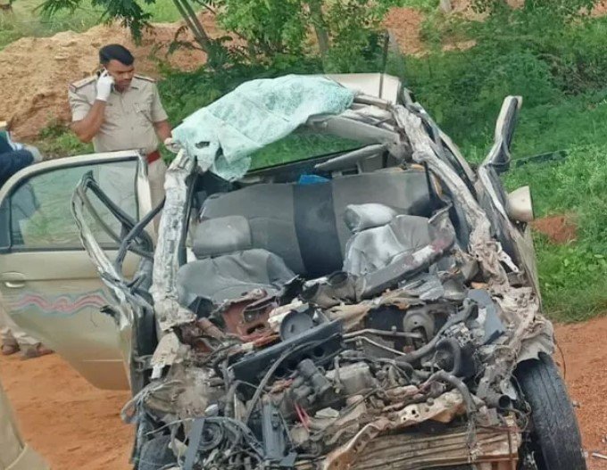 4 youths killed in car-lorry collision in Karnataka 1 4 youths killed in car-lorry collision in Karnataka