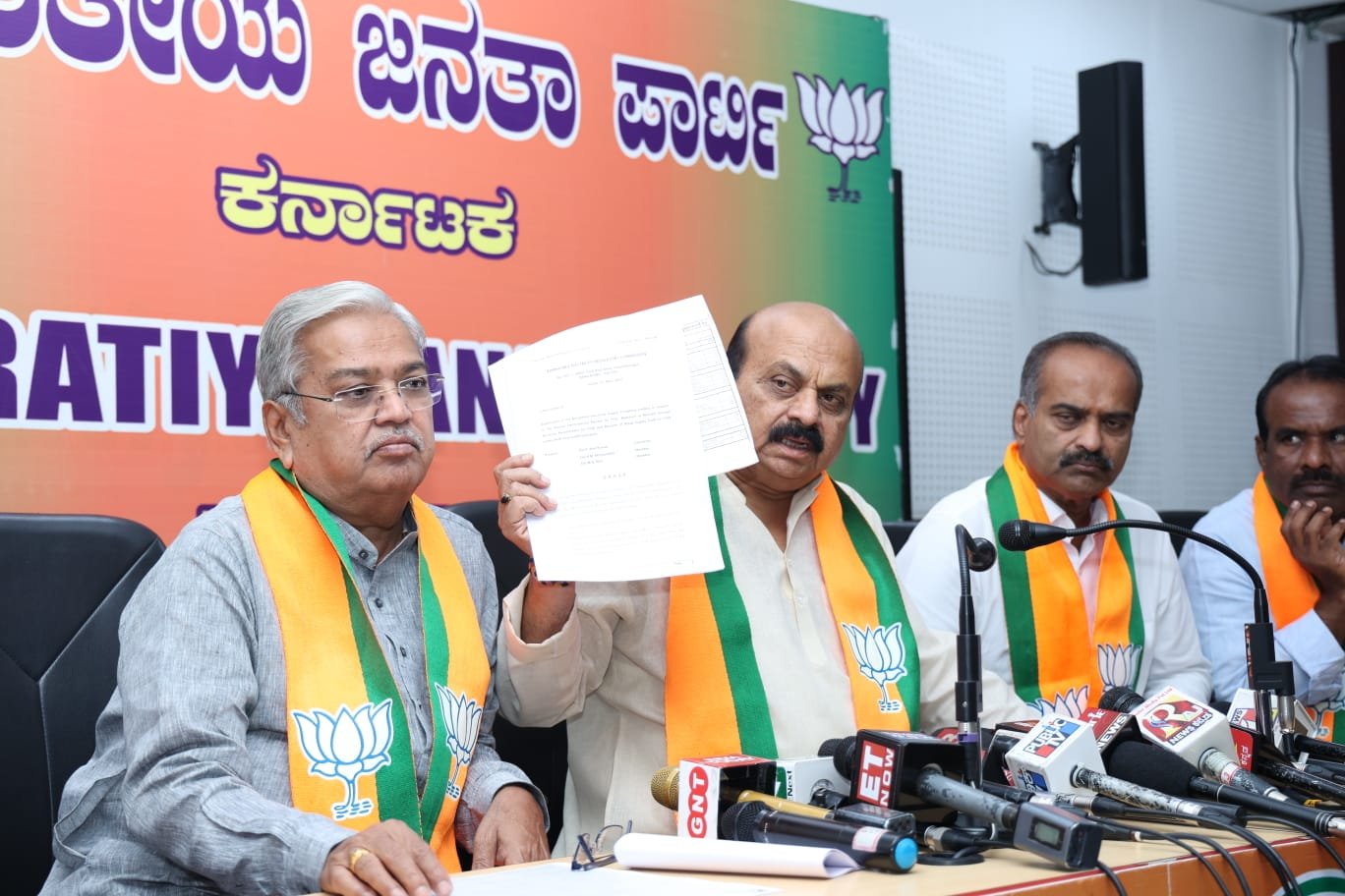 Bommai hits back at CM, says he is making "lame excuses" to blame Centre on rice supply