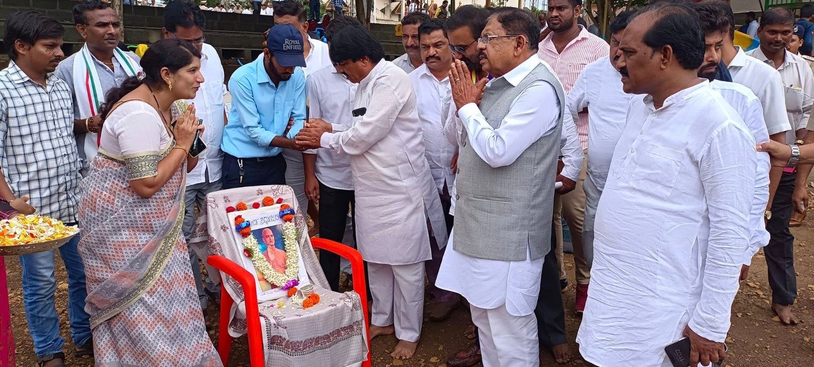 Jain monk killing: Gunadhar Nandhi Maharaj meets Karnataka minister G Parameshwara near Hubli; 'withdraws' fast unto death 1 Jain monk killing: Gunadhar Nandhi Maharaj meets Karnataka minister G Parameshwara near Hubli; 'withdraws' fast unto death