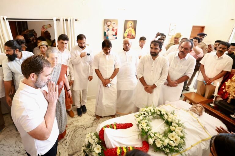 Sonia, Rahul, Kharge pay homage to Oommen Chandy 9 Sonia, Rahul, Kharge pay homage to Oommen Chandy