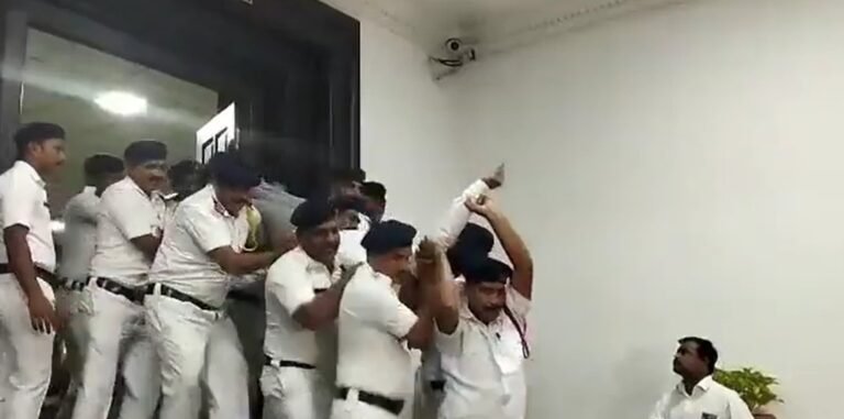 10 BJP MLAs suspended; Karnataka Assembly witnesses chaotic scenes 5 10 BJP MLAs suspended; Karnataka Assembly witnesses chaotic scenes