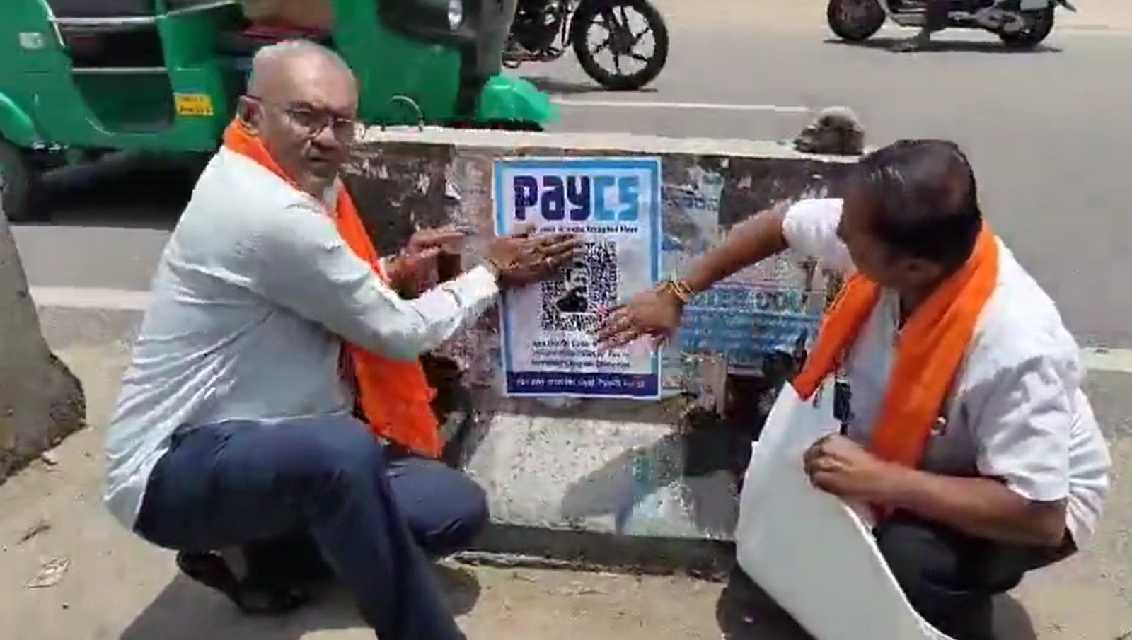 'PayCS' posters targeting Karnataka Agriculture Minister Chaluvarayaswamy appear in Mandya 1 'PayCS' posters targeting Karnataka Agriculture Minister Chaluvarayaswamy appear in Mandya