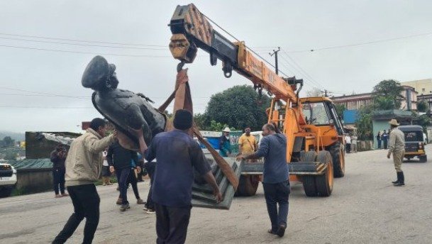 Madikeri: Bus hits traffic island, topples Gen Thimmayya statue 1 Madikeri: Bus hits traffic island, topples Gen Thimmayya statue