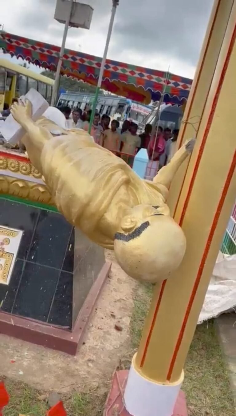 Miscreants vandalise Gandhi statue in Karnataka 6 Miscreants vandalise Gandhi statue in Karnataka