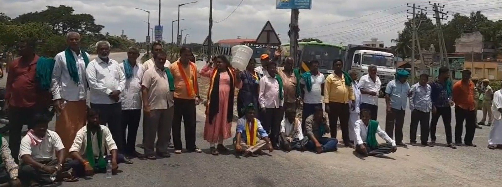 Mandya farmers protest against release of Cauvery water to Tamil Nadu