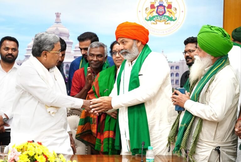 Farmer leader Rakesh Tikait meets Karnataka CM Siddaramaiah  7 Farmer leader Rakesh Tikait meets Karnataka CM Siddaramaiah
