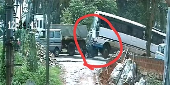 Mangaluru: Vehicle squashed between truck, transport in sequential mishap, driver genuinely hurt