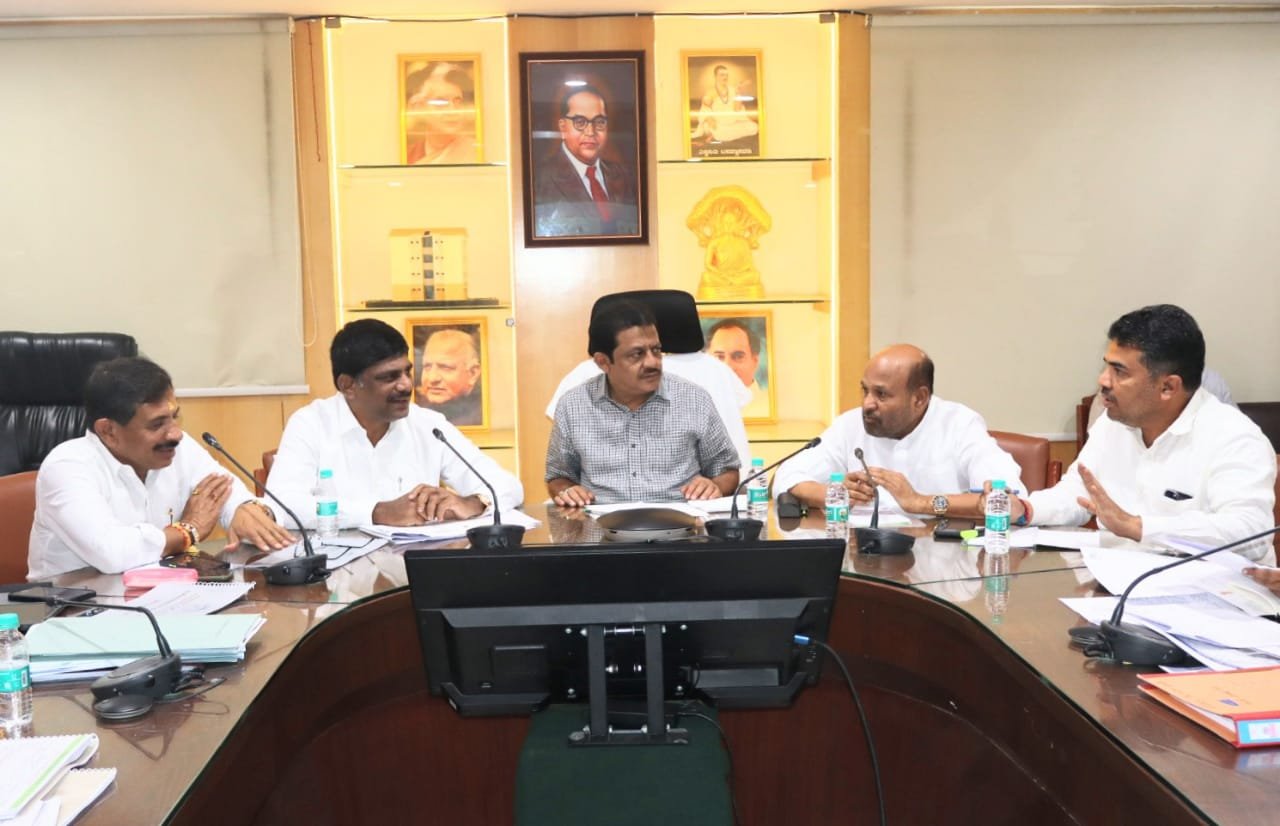 Karnataka Minister Zameer Khan instructs to put up info boards of housing schemes along with logo 1 Karnataka Minister Zameer Khan instructs to put up info boards of housing schemes along with logo