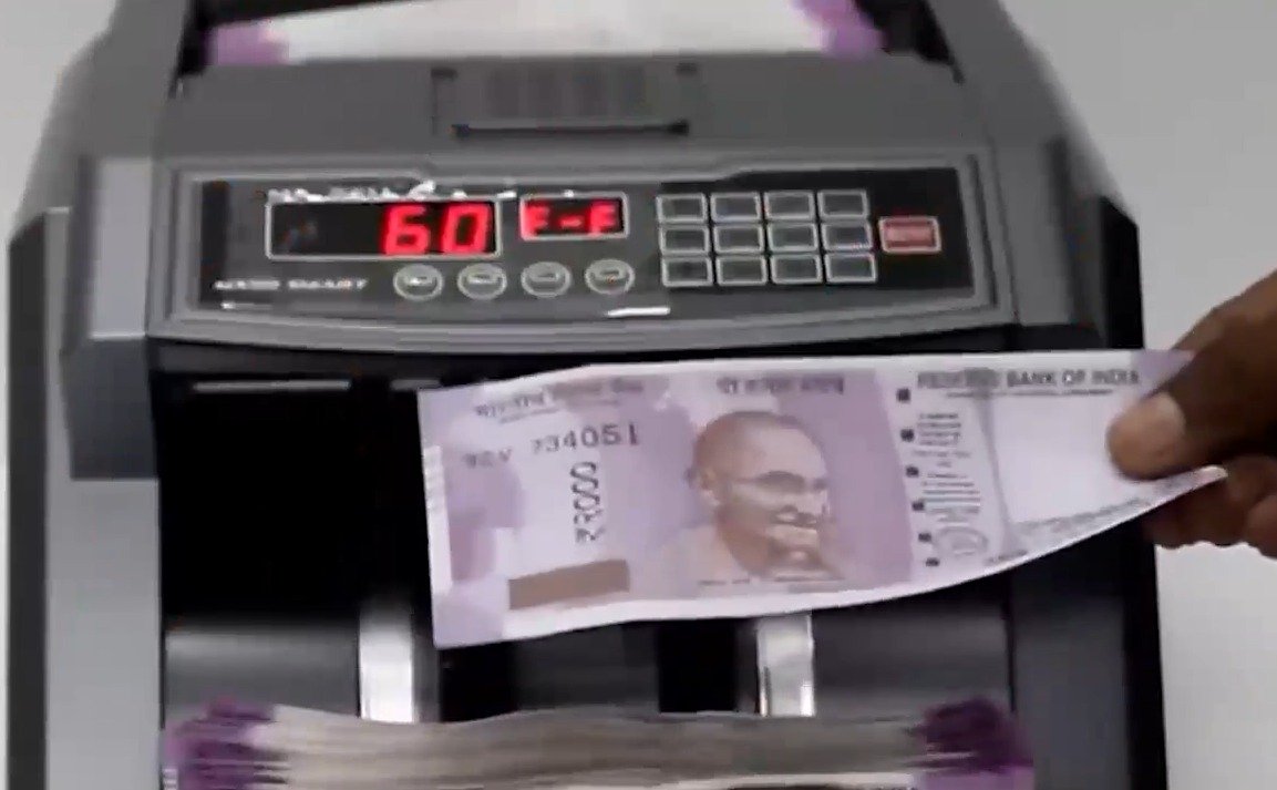 Value of Rs 2000 banknotes in circulation plummets to Rs 7961 cr, 97.76 pc returned: RBI 1 RBI says 93 pc of Rs 2000 notes returned to banks