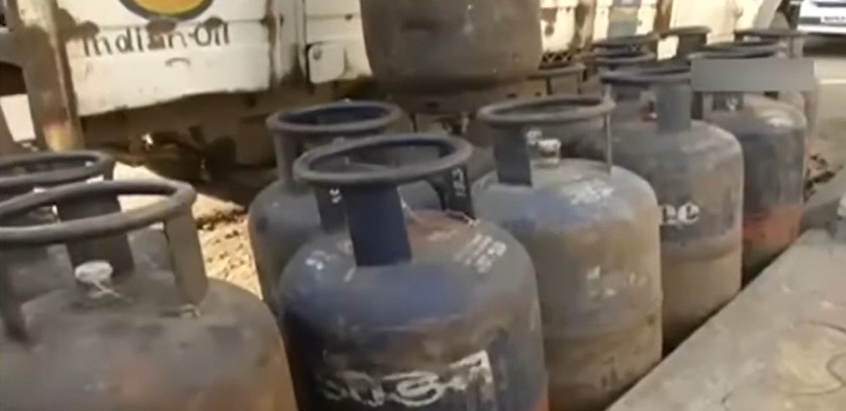 After domestic LPG price reduction, commercial LPG prices cut by Rs 158