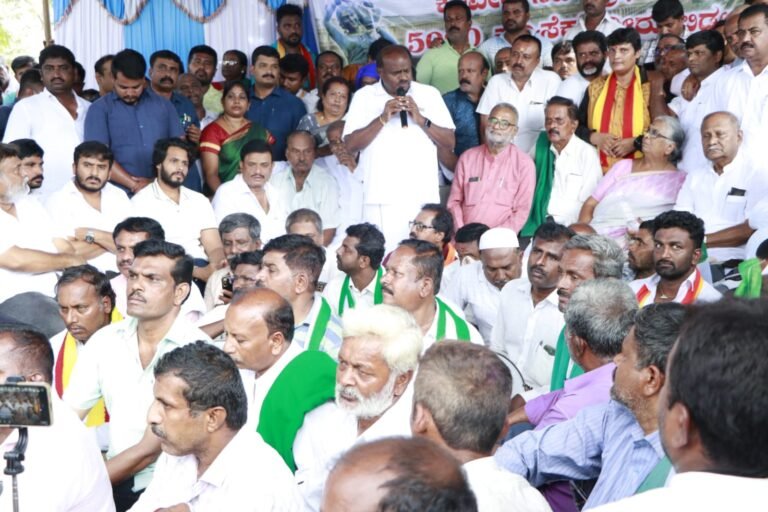 HD Kumaraswamy joins protest against Cauvery water release to Tamil Nadu