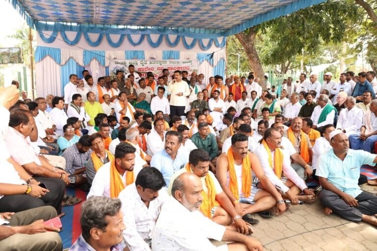Karnataka: BJP leaders, workers stage protests in Mandya on release of Cauvery water to TN 2 Karnataka: BJP leaders, workers stage protests in Mandya on release of Cauvery water to TN