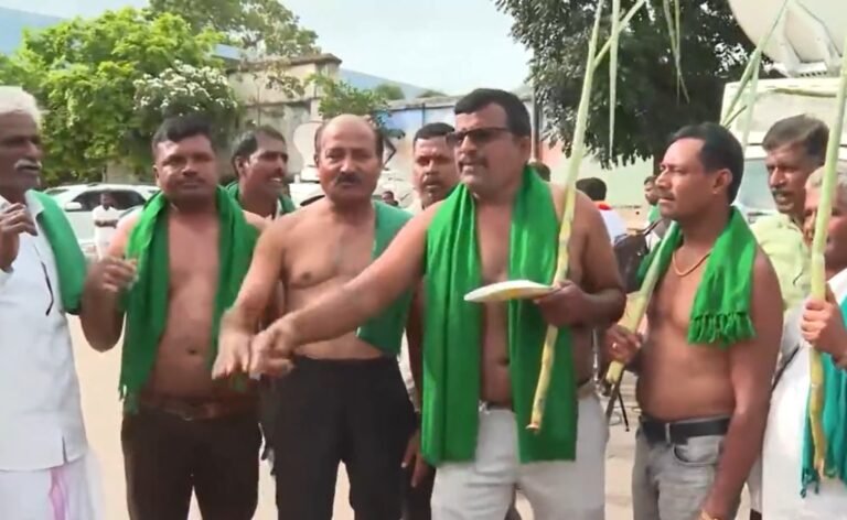 Farmers stage half-naked protest amid Bengaluru bandh over Cauvery water row 8 Farmers stage half-naked protest amid Bengaluru bandh over Cauvery water row