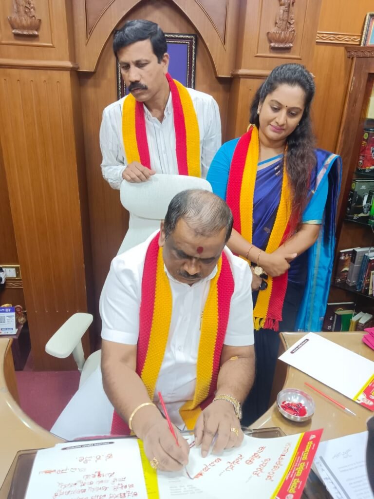 Blood-written plea: Karnataka Rakshana Vedike leader urges Modi to intervene in Cauvery issue 4 Blood-written plea: Karnataka Rakshana Vedike leader urges Modi to intervene in Cauvery issue