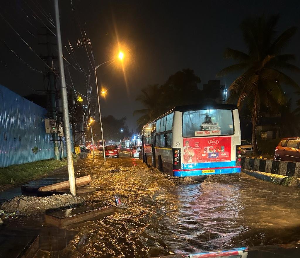 48-Hour Alert for Bengaluru | Meteorological Department Warning Heavy Rainfall, Yellow Alert Issued 1 Bengaluru Rains | Heavy rain, roads-underpasses flooded, waterlogging reported