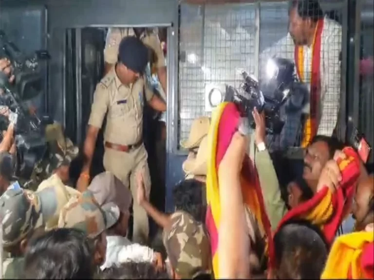 Karnataka: Mandya police detains members of pro-Kannada organisations protesting over Cauvery water issue 3 Karnataka: Mandya police detains members of pro-Kannada organisations protesting over Cauvery water issue