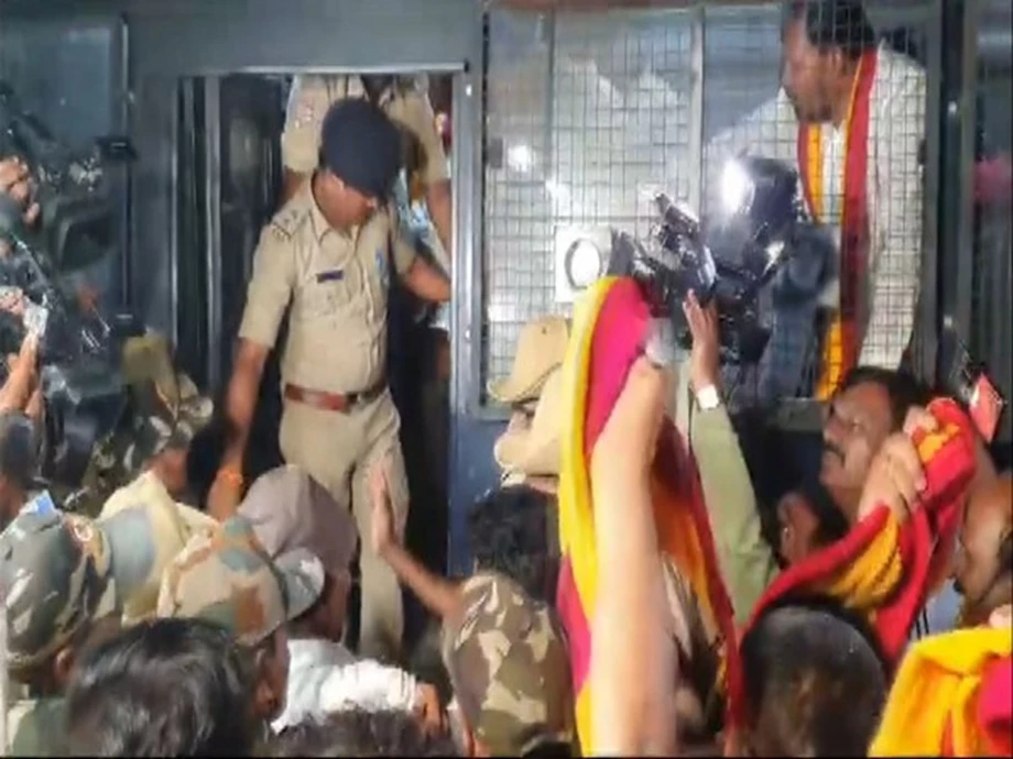 Karnataka: Mandya police detains members of pro-Kannada organisations protesting over Cauvery water issue 1 Karnataka: Mandya police detains members of pro-Kannada organisations protesting over Cauvery water issue