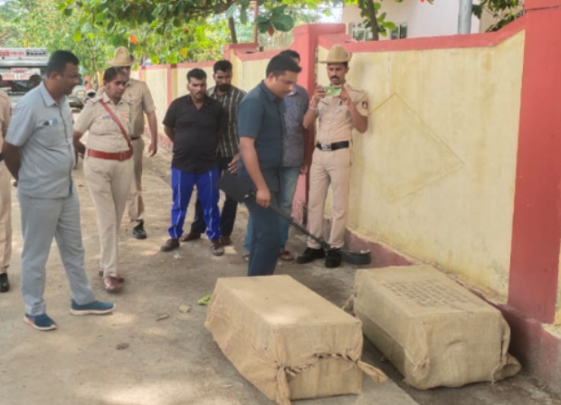 Shivamogga Railway Station | Panic Ensues as Two Abandoned Boxes Uncovered in Parking Lot