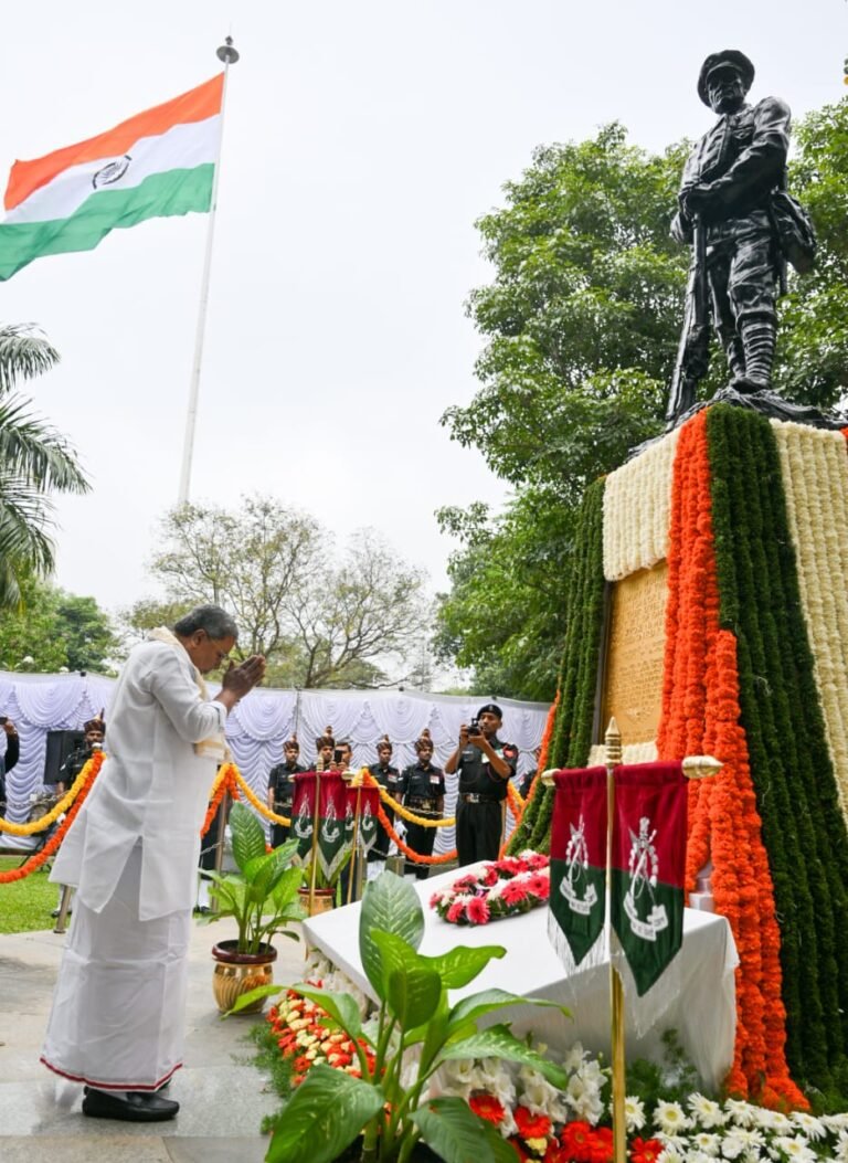 Mallikarjun Kharge, Karnataka CM Siddaramaiah pay tribute to soldiers on Vijay Diwas 5 Mallikarjun Kharge, Karnataka CM Siddaramaiah pay tribute to soldiers on Vijay Diwas
