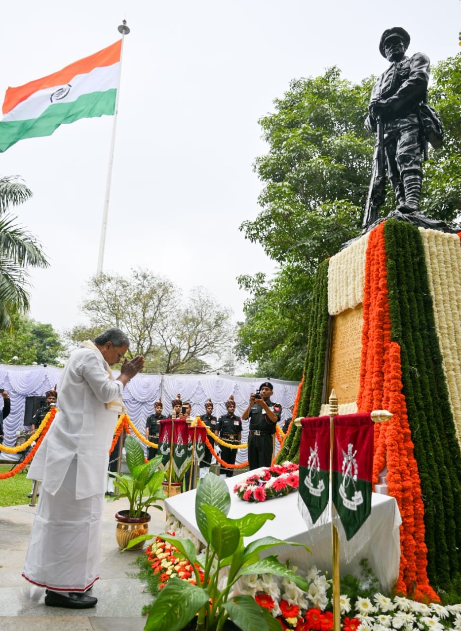 Mallikarjun Kharge, Karnataka CM Siddaramaiah pay tribute to soldiers on Vijay Diwas 1 Mallikarjun Kharge, Karnataka CM Siddaramaiah pay tribute to soldiers on Vijay Diwas