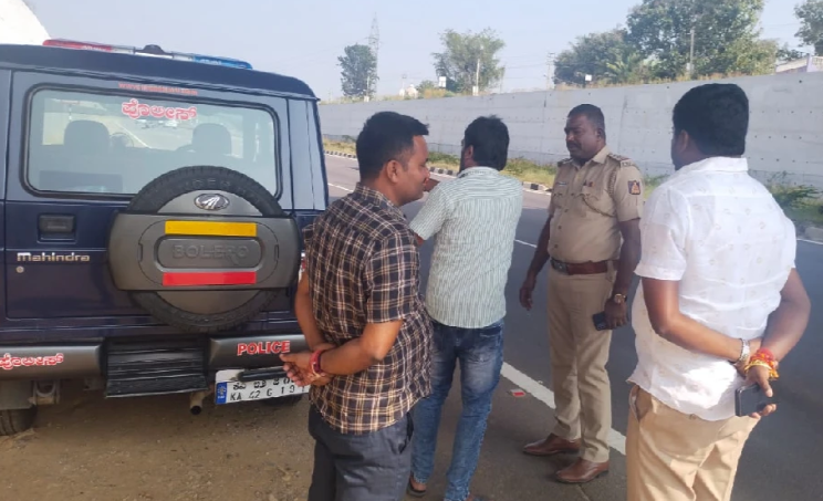 Bengaluru-Mysuru Route Witnesses Rs 9 Lakh Gold Theft 4 Bengaluru-Mysuru Route Witnesses Rs 9 Lakh Gold Theft