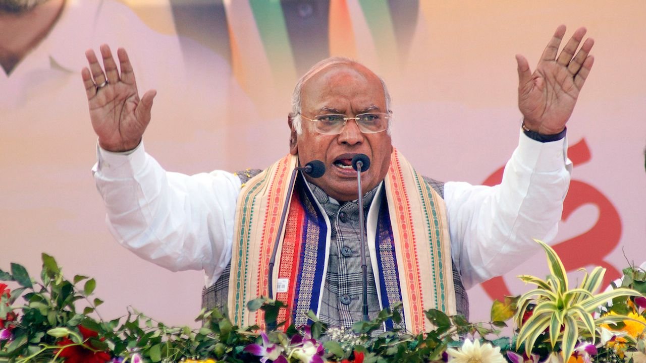 Agnipath scheme gross injustice to country's youth: Kharge writes to President