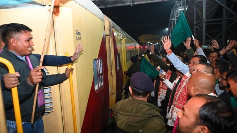 Special 'Aastha' train to Ayodhya flagged off from Gujarat's Mehsana