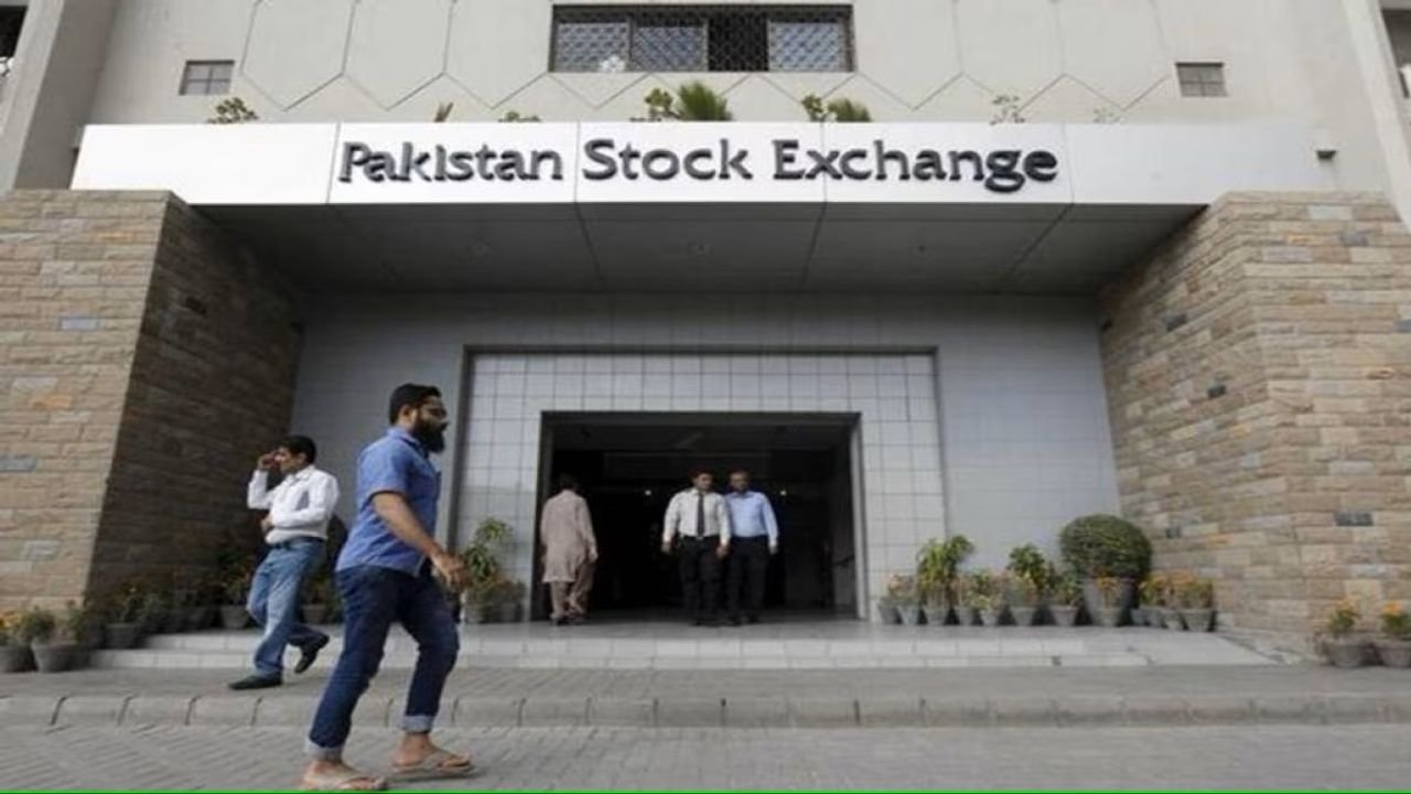 Pakistan Stock Exchange plunges 1,700 points amid election result uncertainty