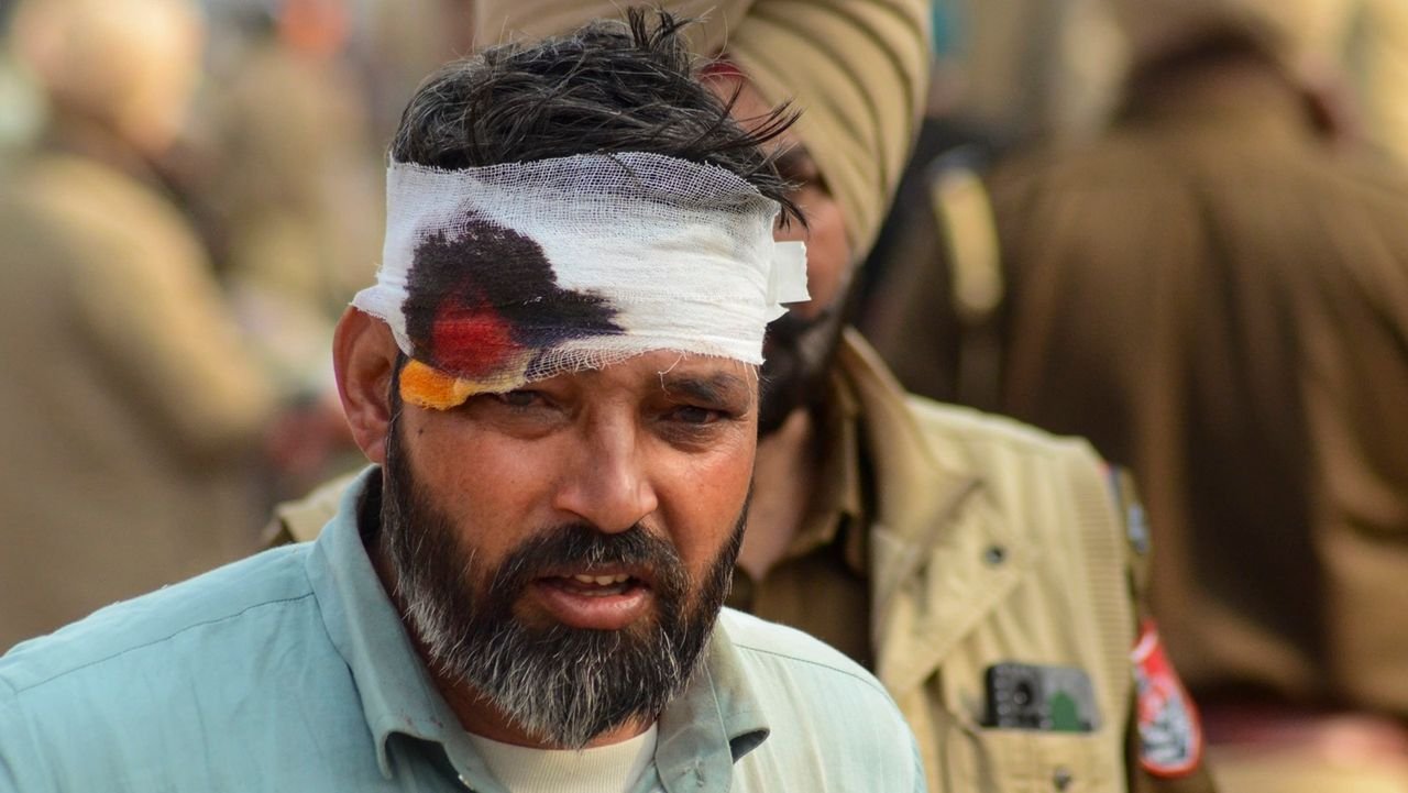 'Delhi Chalo' farmers try to break through road blocks, face tear gas shells 1 'Delhi Chalo' farmers try to break through road blocks, face tear gas shells