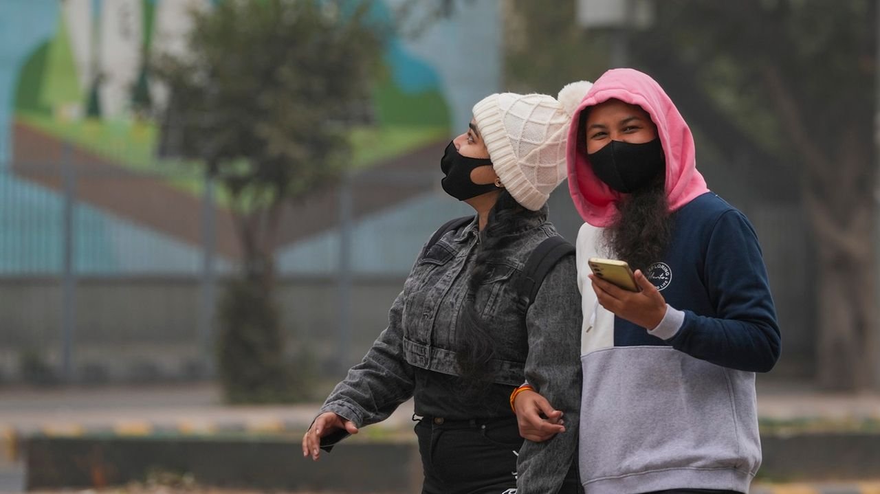 Delhi sees coldest day of month so far as mercury settles at 8.8 deg C 1 Delhi sees coldest day of month so far as mercury settles at 8.8 deg C