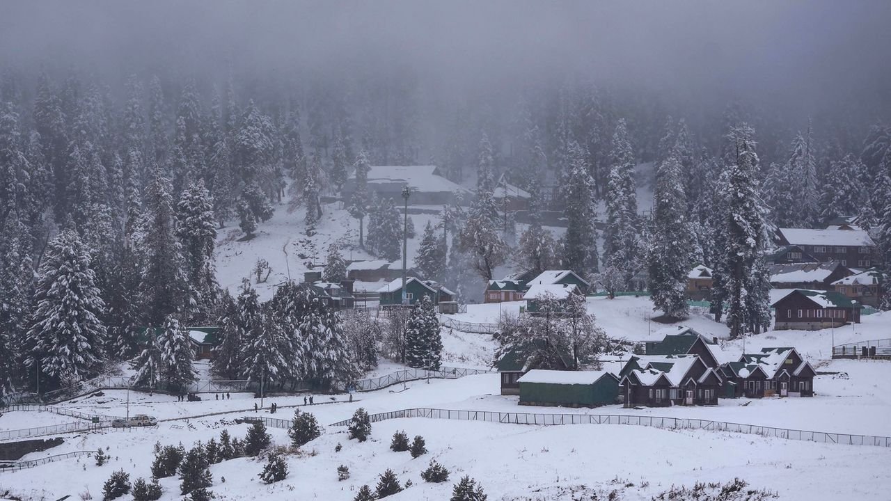 Fresh snowfall in parts of Kashmir, winter vacation for schools extended 1 Fresh snowfall in parts of Kashmir, winter vacation for schools extended
