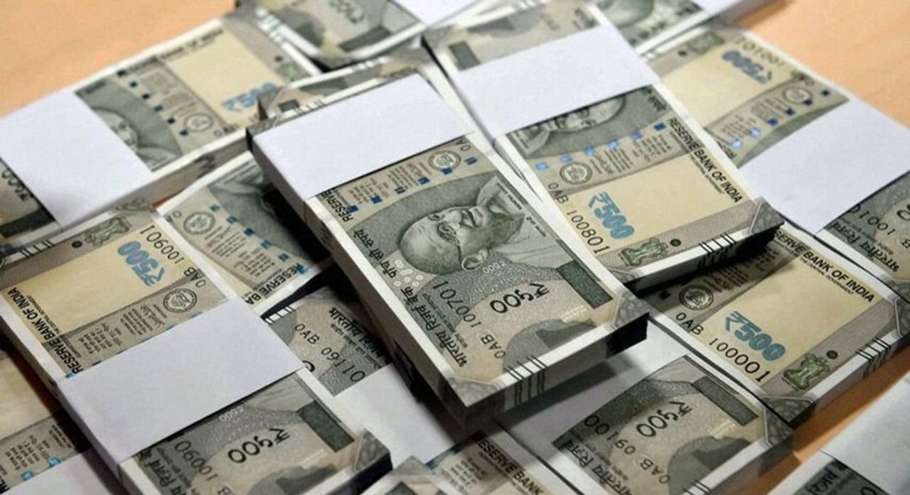 Rupee turns flat at 83.33 against US dollar in early trade