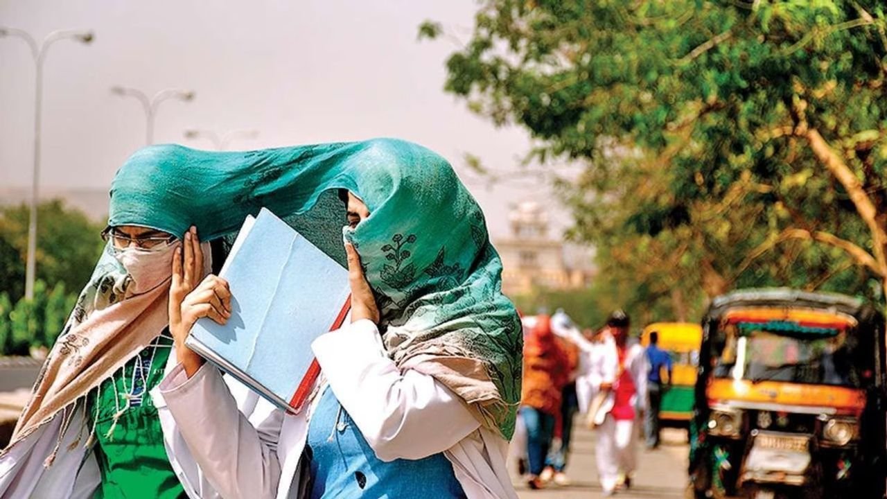 Delhi weather: Cloudy skies forecasted, maximum temperature to reach 39°C 1 Delhi weather: Cloudy skies forecasted, maximum temperature to reach 39°C