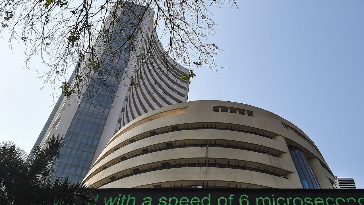 Sensex, Nifty close at fresh lifetime highs on gains in ICICI Bank, Infosys