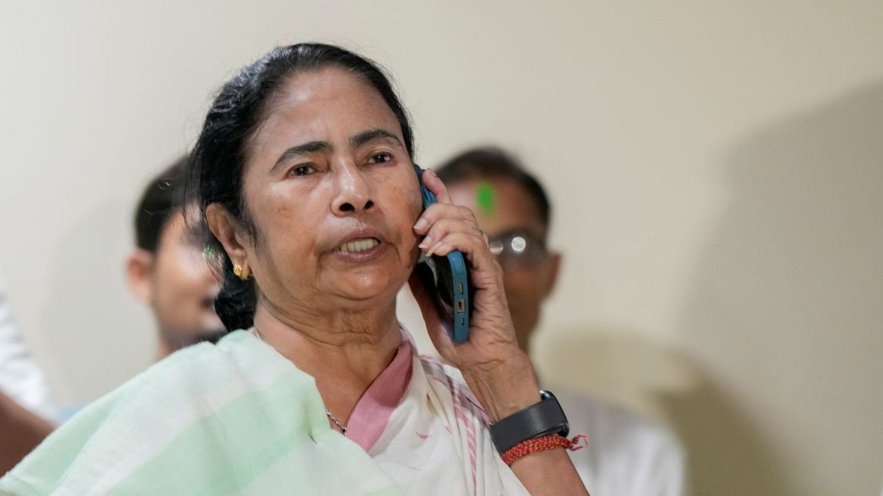 NITI Aayog meeting: Mamata Banerjee postpones Delhi visit, reasons 'unknown' 1 NITI Aayog meeting: Mamata Banerjee postpones Delhi visit, reasons 'unknown'