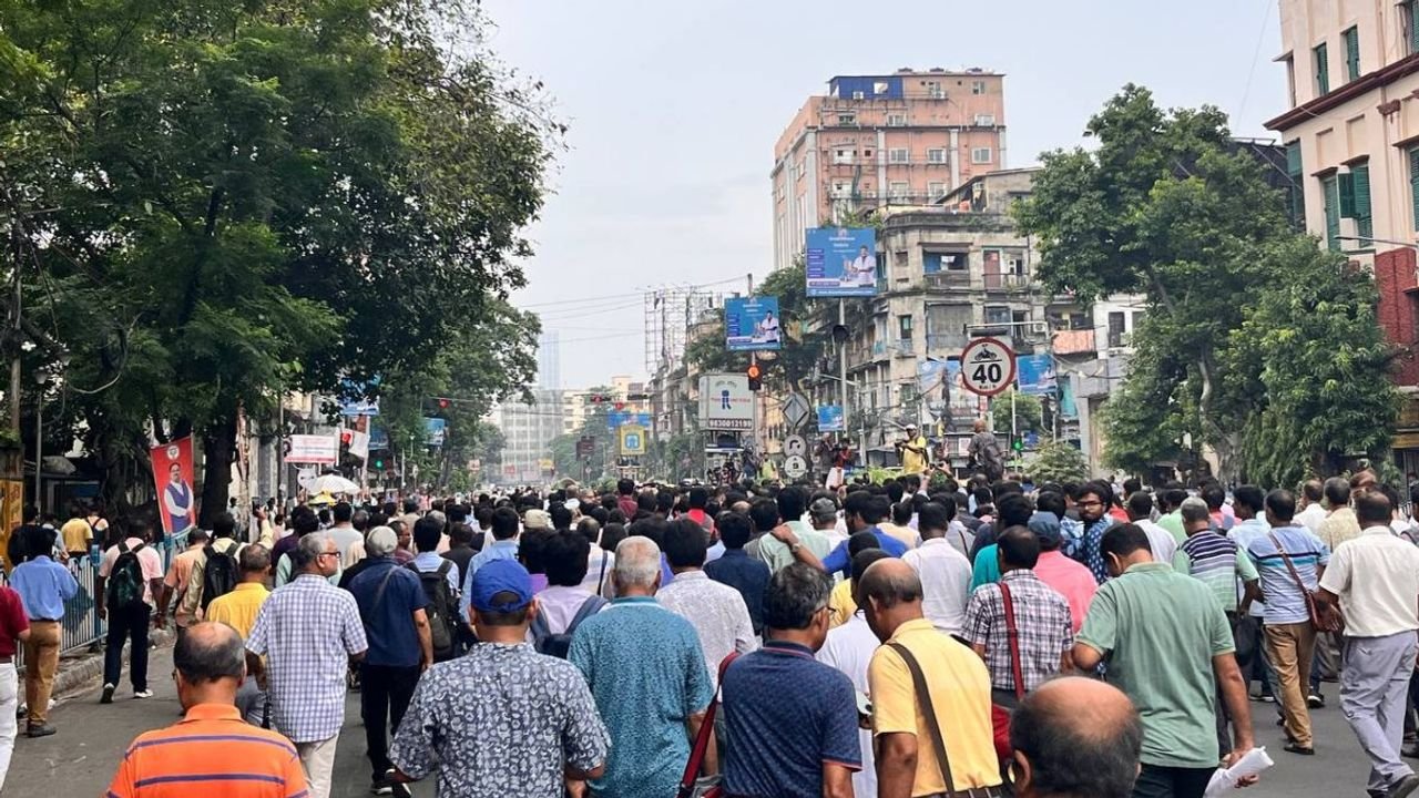 Senior doctors march to Kolkata Police HQ after notice over social media posts