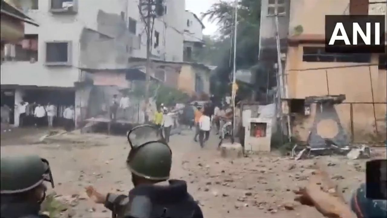 Bangladesh fire in Maharashtra; groups clash in Nashik, stone pelting in Jalgaon