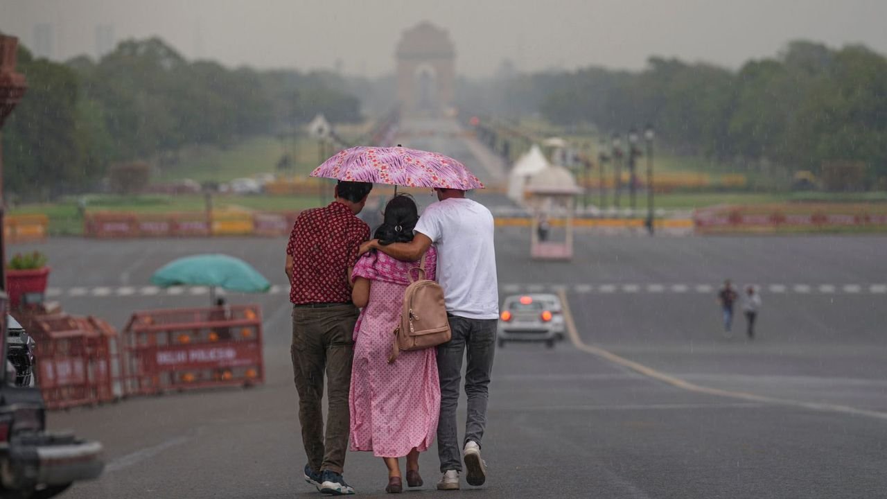 Delhi's minimum temperature dips to 25 deg C, light rain and cloudy skies ahead