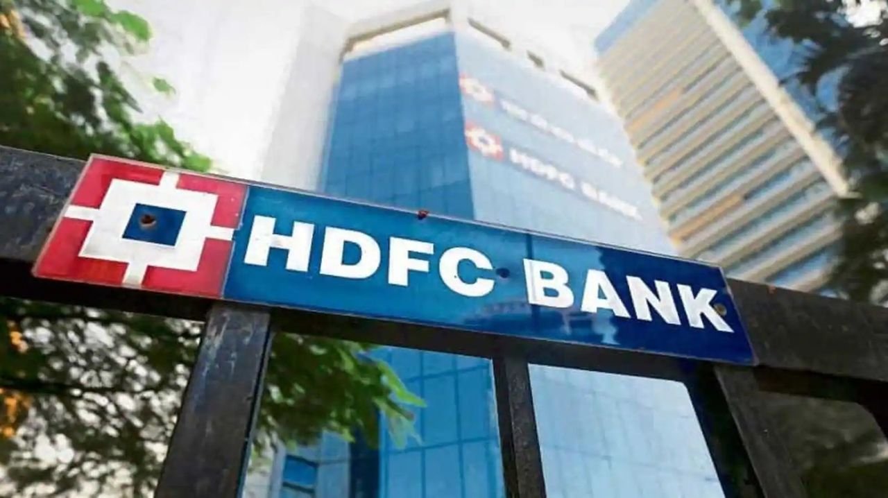 Sensex, Nifty decline in early trade; HDFC Bank drags
