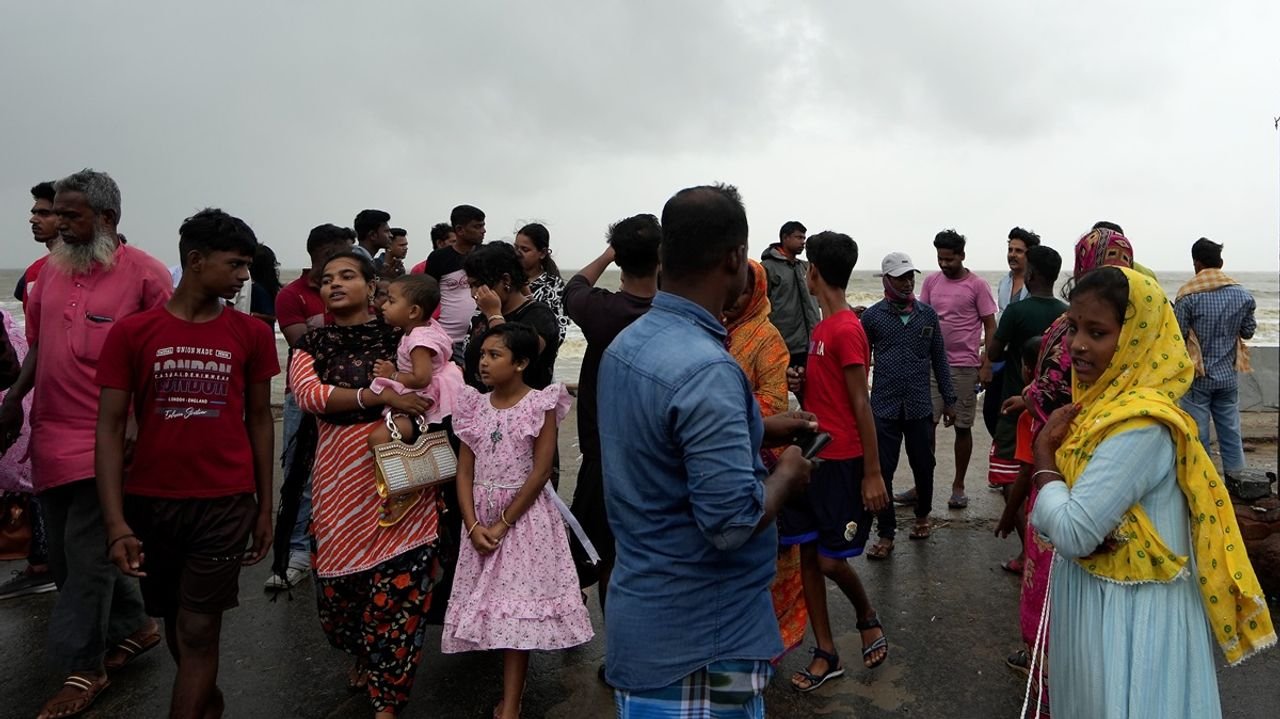 Cyclone Dana: Two more deaths reported in West Bengal, toll rises to 4 1 Cyclone Dana: Two more deaths reported in West Bengal, toll rises to 4