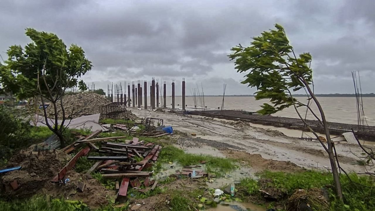 Cyclone Dana triggers heavy rainfall in coastal Odisha between Dhamra and Bhitarkanika 1 Cyclone Dana triggers heavy rainfall in coastal Odisha between Dhamra and Bhitarkanika