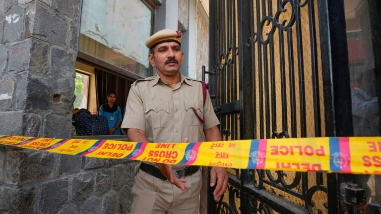 "Bombs are hidden in black bags": Hotels in Lucknow get bomb threats 2 "Bombs are hidden in black bags": Hotels in Lucknow get bomb threats