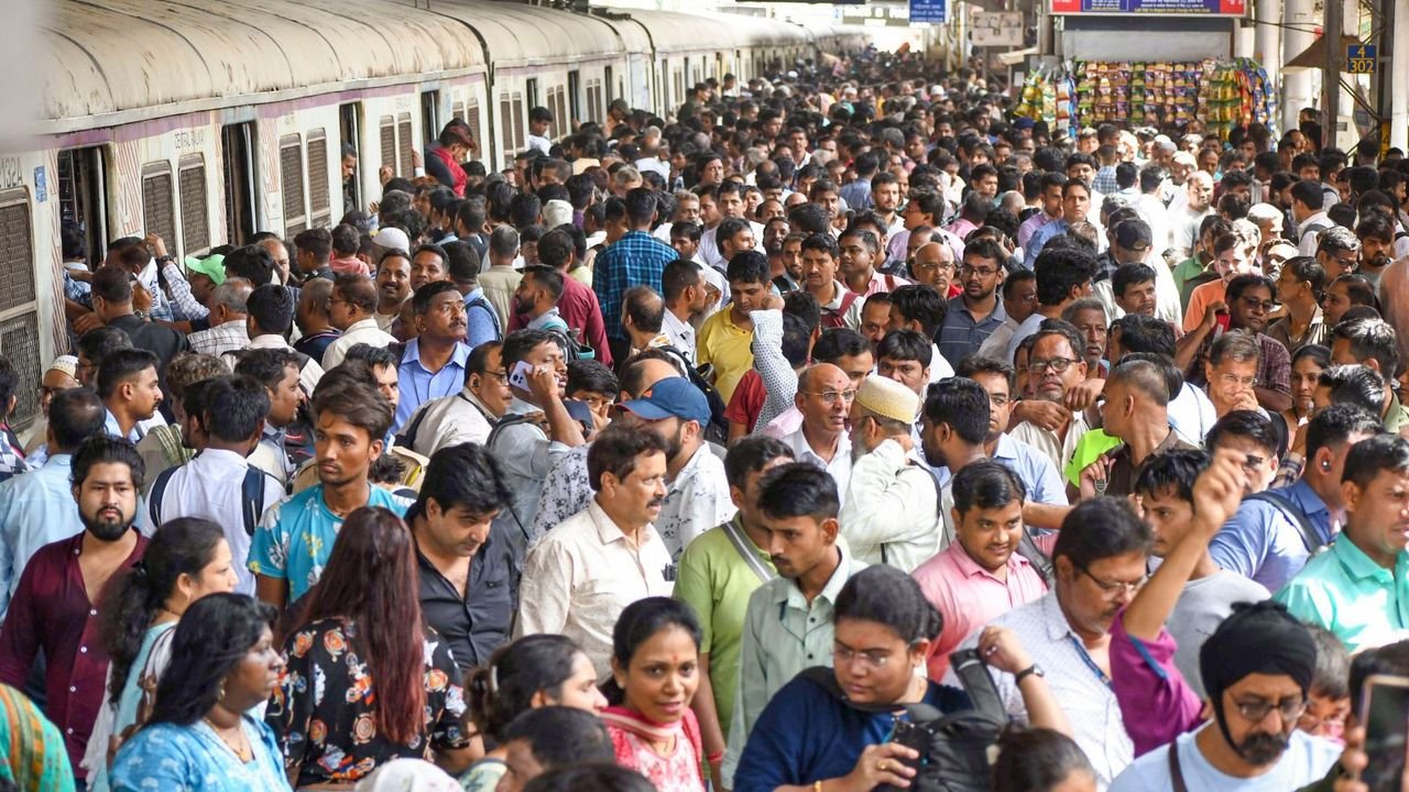 9 persons injured in stampede at Mumbai's Bandra railway station